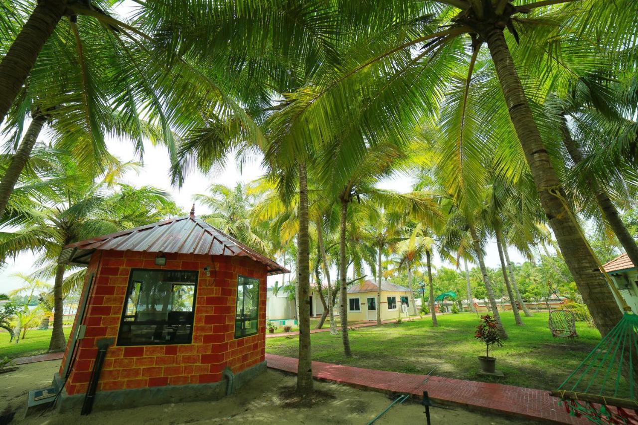 Regant Lake Village, Kollam. Chavara Bagian luar foto