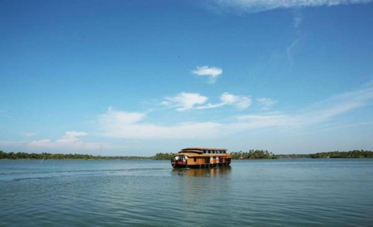 Regant Lake Village, Kollam. Chavara Bagian luar foto