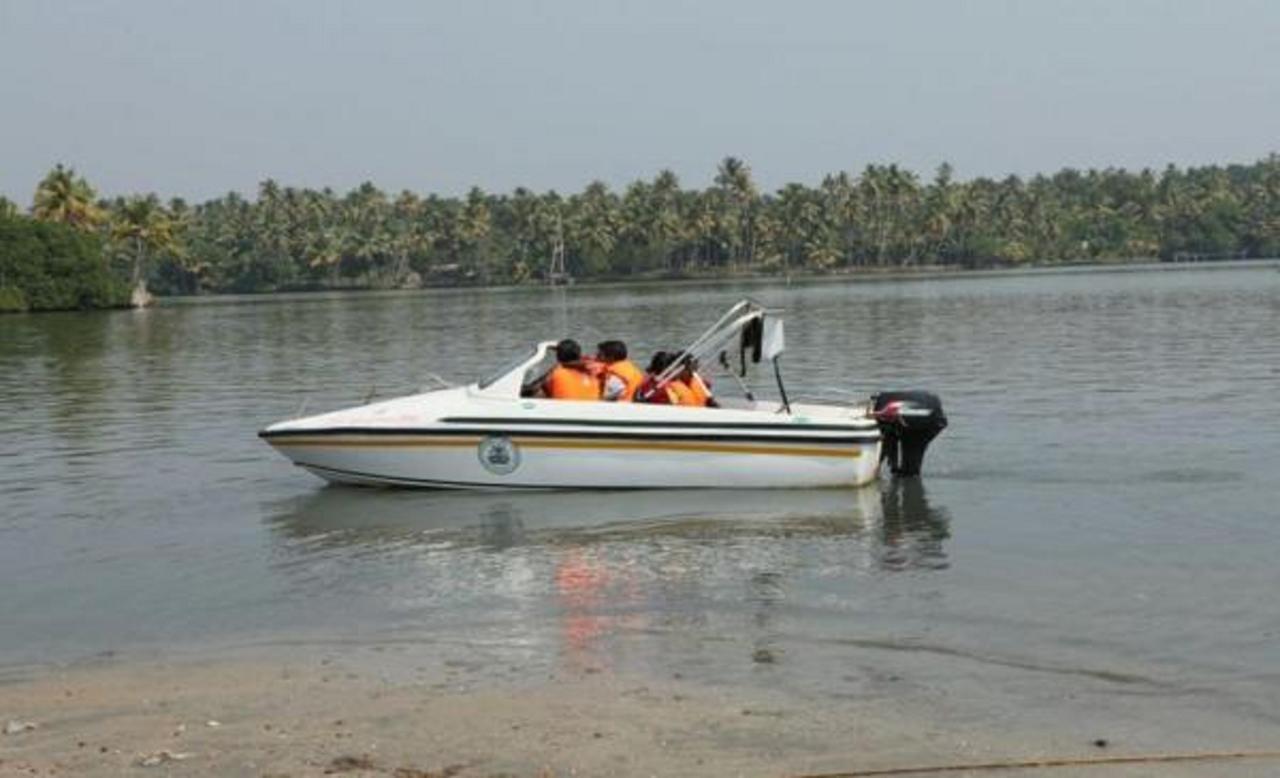 Regant Lake Village, Kollam. Chavara Bagian luar foto